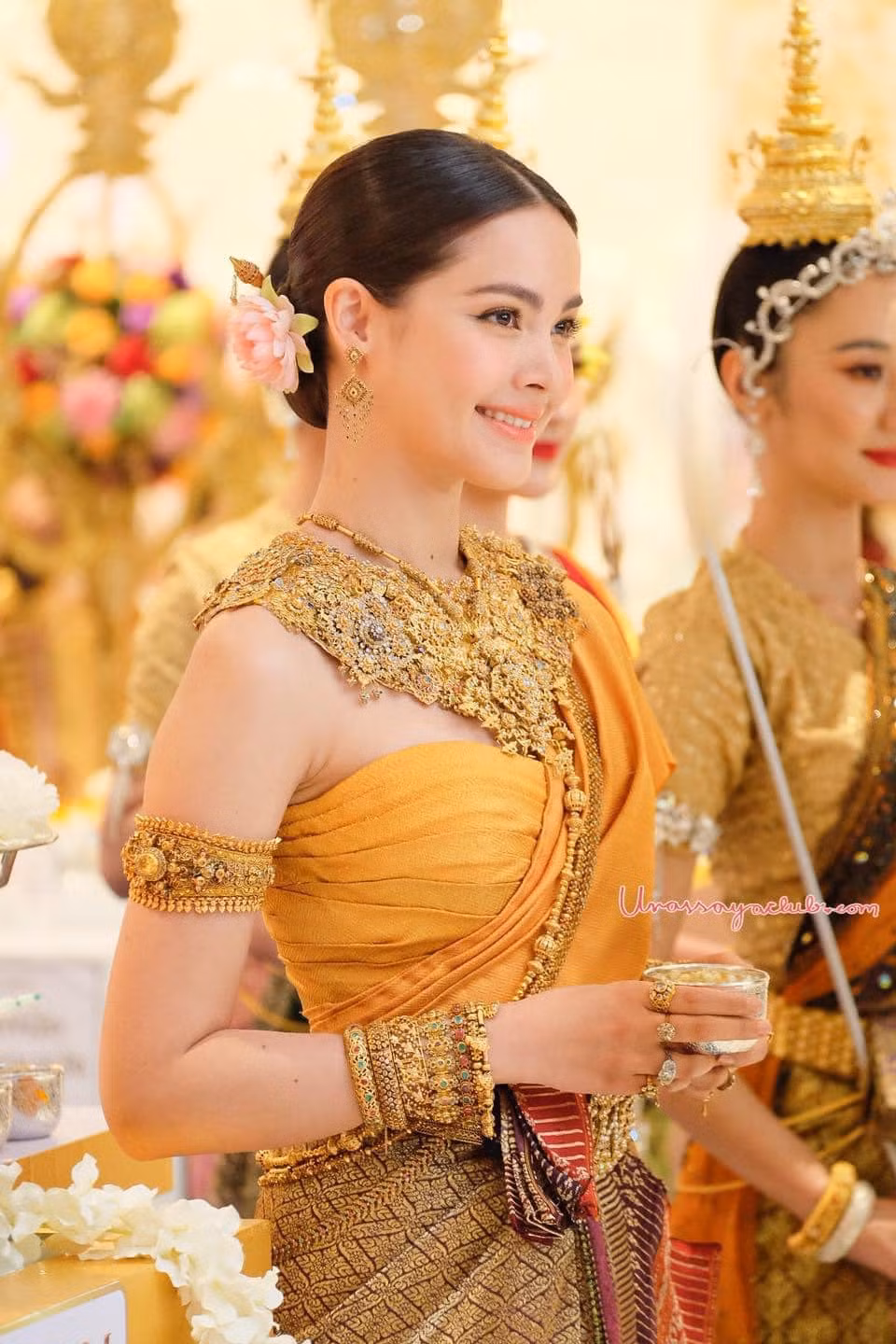 Bên cạnh đó, nữ diễn viên Yaya Urassaya cũng hóa thân thành nữ thần Kitima Devi trong một sự kiện mang tên The iconic songkran festival 2023 do trung tâm thương mại Siam tổ chức.
