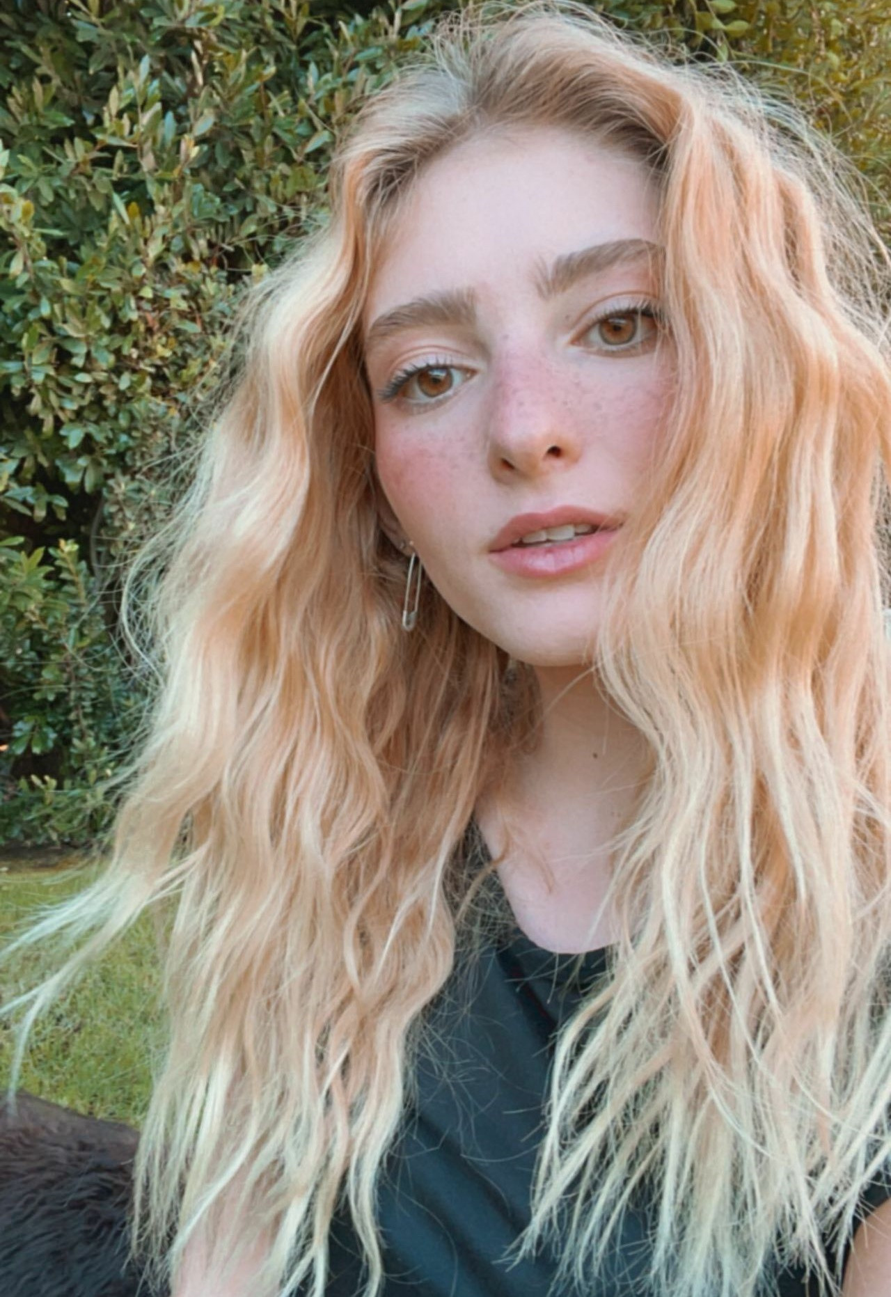 Willow Shields cho biết cô không để kẻ xấu lợi dụng hình ảnh nhạy cảm của mình để trục lợi. Do đó, nữ diễn viên trẻ tự công khai hình ảnh trên trang cá nhân. Willow Shields cho biết cô không để kẻ xấu lợi dụng hình ảnh nhạy cảm của mình để trục lợi. Do đó, nữ diễn viên trẻ tự công khai hình ảnh trên trang cá nhân.