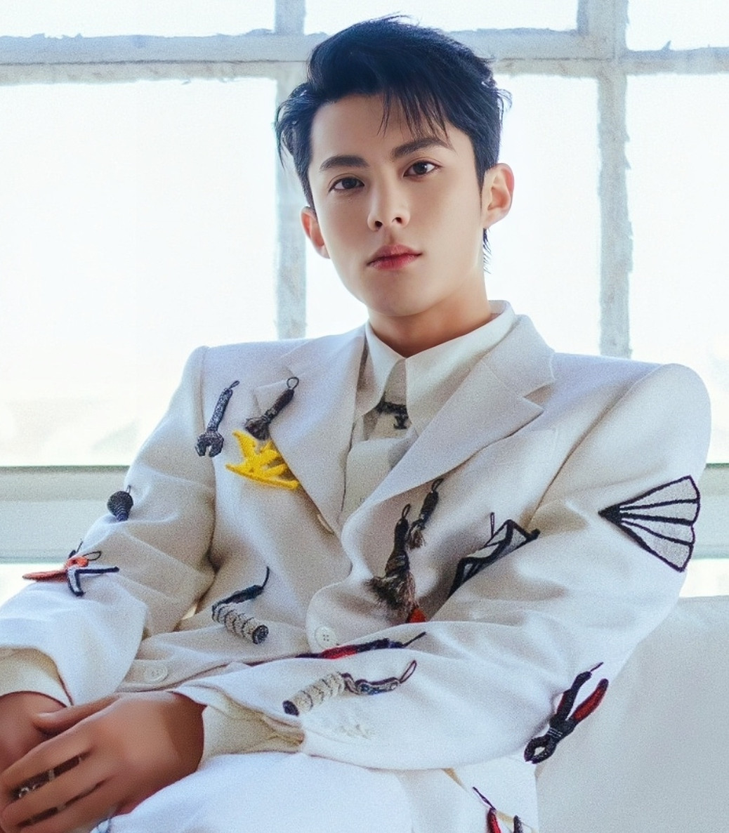 "Vương Hạc Đệ có tính cách hài hước, ngoan ngoãn lễ phép, trả lời phỏng vấn chân thành, thú vị. Dù lịch trình làm việc vất vả, mệt mỏi nhưng cậu ấy luôn ở trạng thái tốt, sẵn sàng hợp tác", là những lời khen mà mọi người dành cho tài tử sinh năm 1998. "Vương Hạc Đệ có tính cách hài hước, ngoan ngoãn lễ phép, trả lời phỏng vấn chân thành, thú vị. Dù lịch trình làm việc vất vả, mệt mỏi nhưng cậu ấy luôn ở trạng thái tốt, sẵn sàng hợp tác", là những lời khen mà mọi người dành cho tài tử sinh năm 1998.