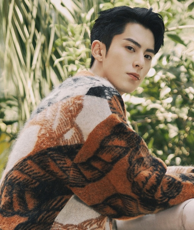 "Vương Hạc Đệ có tính cách hài hước, ngoan ngoãn lễ phép, trả lời phỏng vấn chân thành, thú vị. Dù lịch trình làm việc vất vả, mệt mỏi nhưng cậu ấy luôn ở trạng thái tốt, sẵn sàng hợp tác", là những lời khen mà mọi người dành cho tài tử sinh năm 1998. "Vương Hạc Đệ có tính cách hài hước, ngoan ngoãn lễ phép, trả lời phỏng vấn chân thành, thú vị. Dù lịch trình làm việc vất vả, mệt mỏi nhưng cậu ấy luôn ở trạng thái tốt, sẵn sàng hợp tác", là những lời khen mà mọi người dành cho tài tử sinh năm 1998.