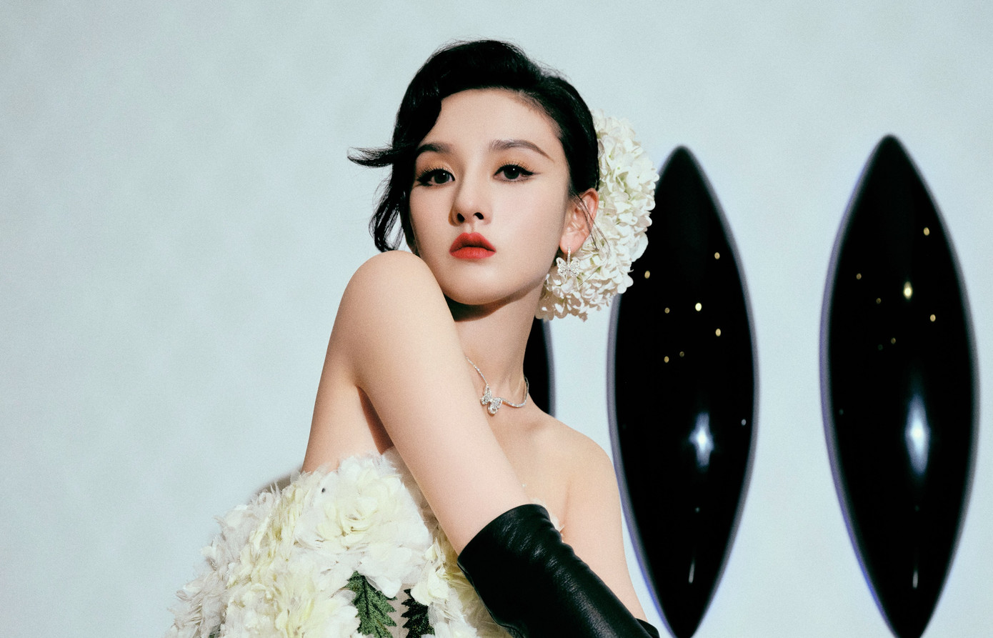 Khán giả tiếc nuối vì Tống Tổ Nhi có ngoại hình, diễn xuất, tham gia nhiều dự án được đánh giá cao về chất lượng, nhưng hiện tại phim khó lên sóng. Khán giả tiếc nuối vì Tống Tổ Nhi có ngoại hình, diễn xuất, tham gia nhiều dự án được đánh giá cao về chất lượng, nhưng hiện tại phim khó lên sóng.