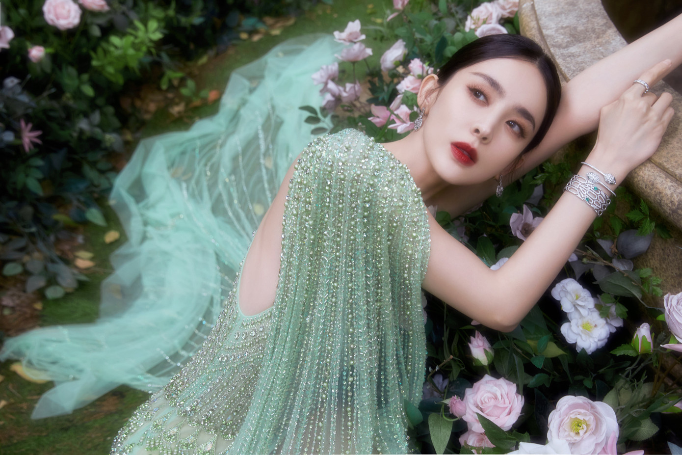 Lời nói dối bị vạch trần khiến hình ảnh ngọc nữ của Cổ Lực Na Trát tan vỡ. Cổ Lực Na Trát còn liên tục vướng tin tức là tiểu tam, chen chân vào mối quan hệ của Trương Hàn - Trịnh Sảng, Huỳnh Hiểu Minh - Angelababy hay Đặng Siêu - Tôn Lệ. Lời nói dối bị vạch trần khiến hình ảnh ngọc nữ của Cổ Lực Na Trát tan vỡ. Cổ Lực Na Trát còn liên tục vướng tin tức là tiểu tam, chen chân vào mối quan hệ của Trương Hàn - Trịnh Sảng, Huỳnh Hiểu Minh - Angelababy hay Đặng Siêu - Tôn Lệ.