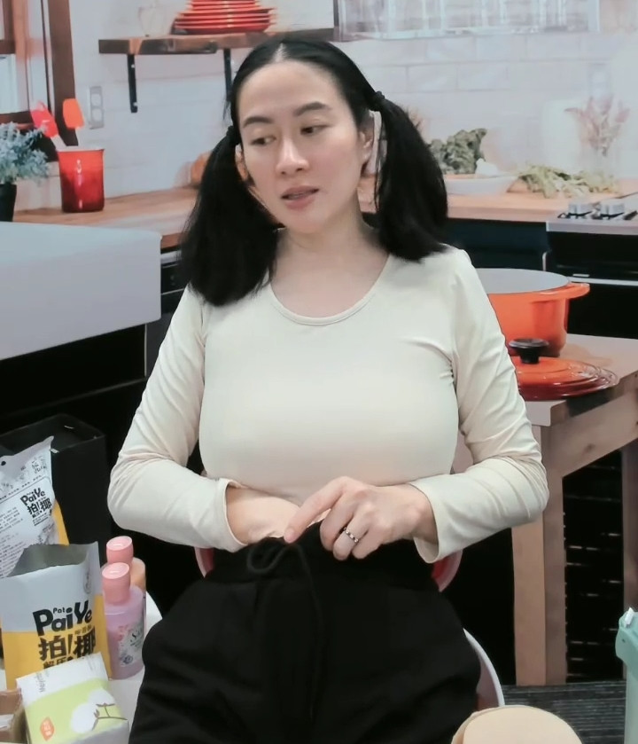 Diệp Tuyền nhan sắc xuống dốc, hành vi lố lăng gây phản cảm. Diệp Tuyền nhan sắc xuống dốc, hành vi lố lăng gây phản cảm.