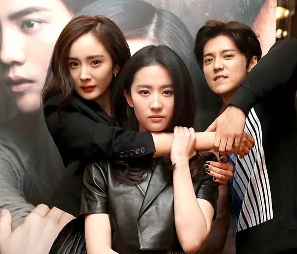 Dương Mịch và Lưu Diệc Phi từng thân thiết trong quá khứ. Dương Mịch và Lưu Diệc Phi từng thân thiết trong quá khứ.