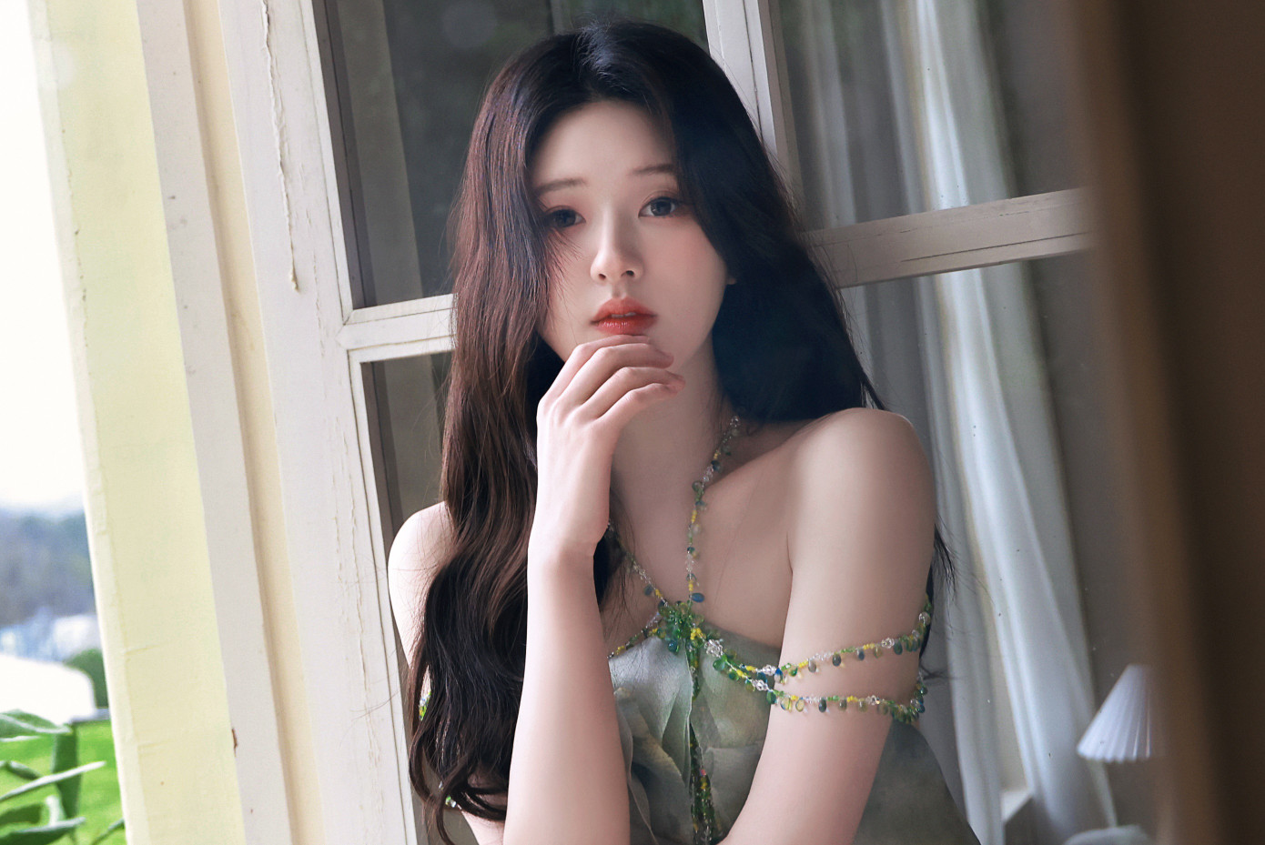 "Thánh nữ xuyên không" Triệu Lộ Tư: Triệu Lộ Tư và Dương Dương hợp tác trong phim Thả thí thiên hạ vào năm 2021. Hai nghệ sĩ vướng tin hẹn hò vì trên phim trường họ có nhiều cử chỉ thân mật như Dương Dương xoa đầu đàn em hay Triệu Lộ Tư nép vào người nam diễn viên. Triệu Lộ Tư còn đút bánh bao cho Dương Dương, cả hai còn thực hiện các đoạn nhảy trên TikTok.