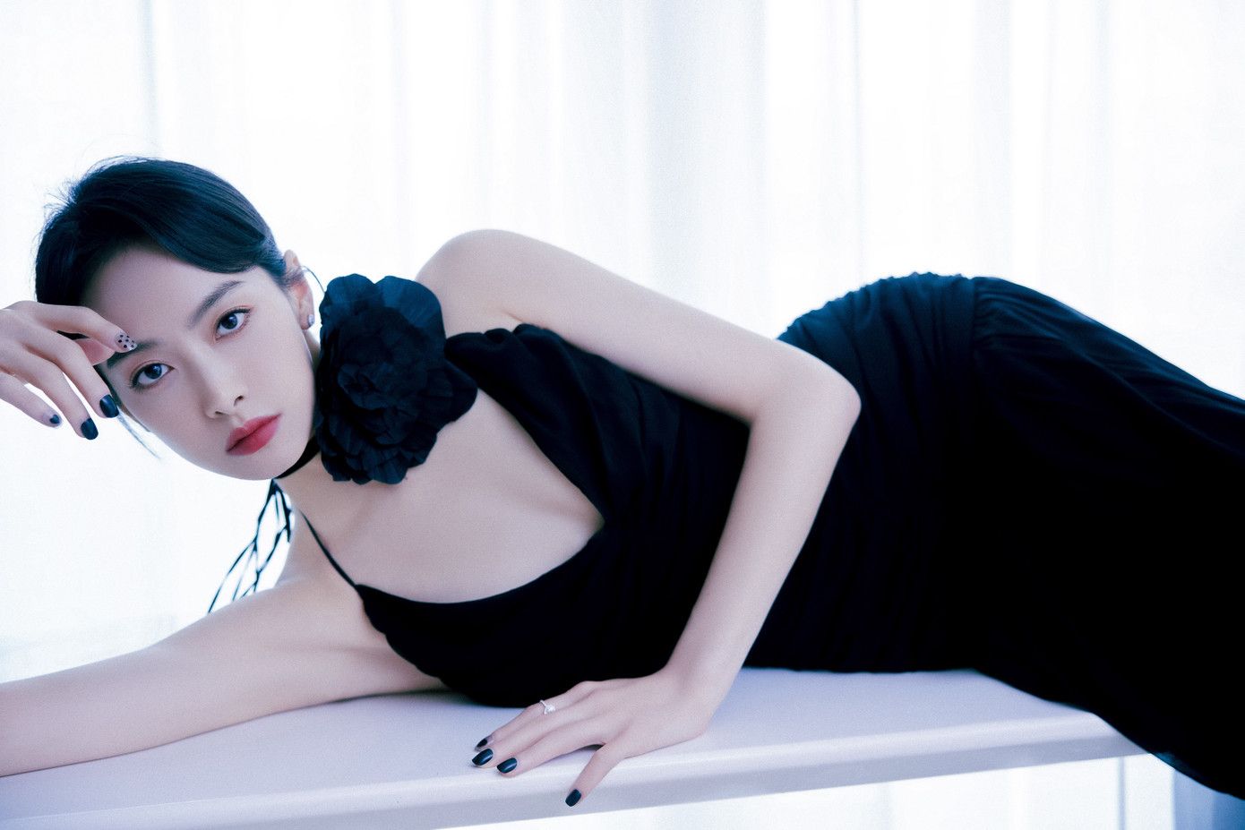 Tuy nhiên, sau khi nổ ra tin hẹn hò, công ty quản lý của Dương Dương phủ nhận, khẳng định cả hai chỉ là bạn bè thân thiết. Tống Thiến cũng tự mình bác bỏ tin đồn.