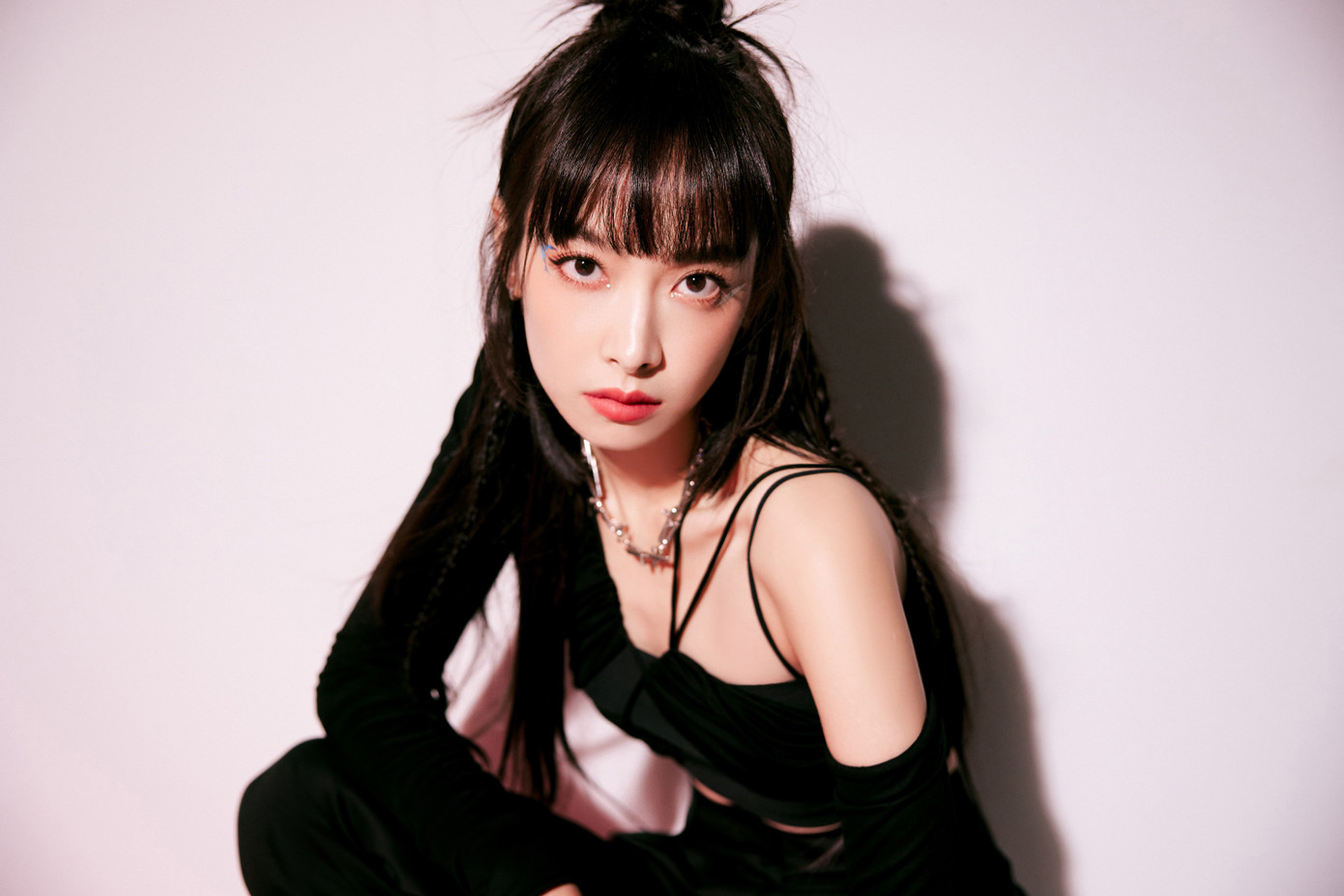 Đàn chị cùng công ty Tống Thiến: Tống Thiến vướng tin hẹn hò khi nữ nghệ sĩ ký hợp đồng với quản lý Giả Sĩ Khải, là bạn thân và cũng là người quản lý của Dương Dương. Hai diễn viên cùng tham gia phim Kiển trấn kỳ duyên (2014). Do cùng là nghệ sĩ trong một công ty nên Dương Dương và Tống Thiến có nhiều ảnh chụp chung thân thiết.