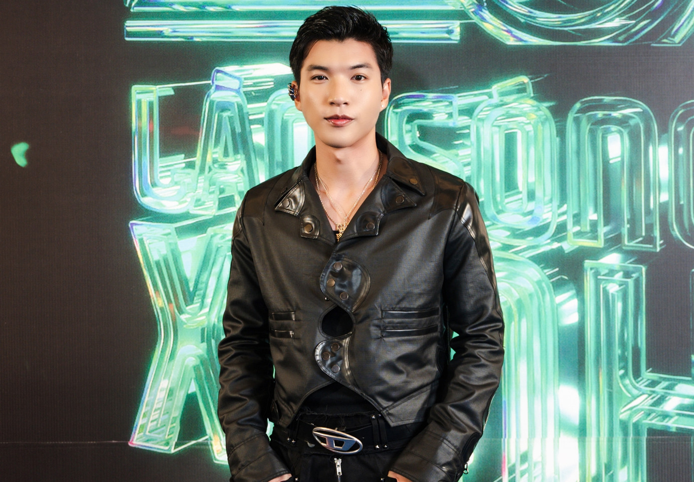 "Nam thần" nhạc Việt HIEUTHUHAI với ngoại hình bảnh bao trên thảm đỏ. Nam rapper sinh năm 1999 được biết đến nhiều hơn sau khi tham gia show King of Rap. "Nam thần" nhạc Việt HIEUTHUHAI với ngoại hình bảnh bao trên thảm đỏ. Nam rapper sinh năm 1999 được biết đến nhiều hơn sau khi tham gia show King of Rap.