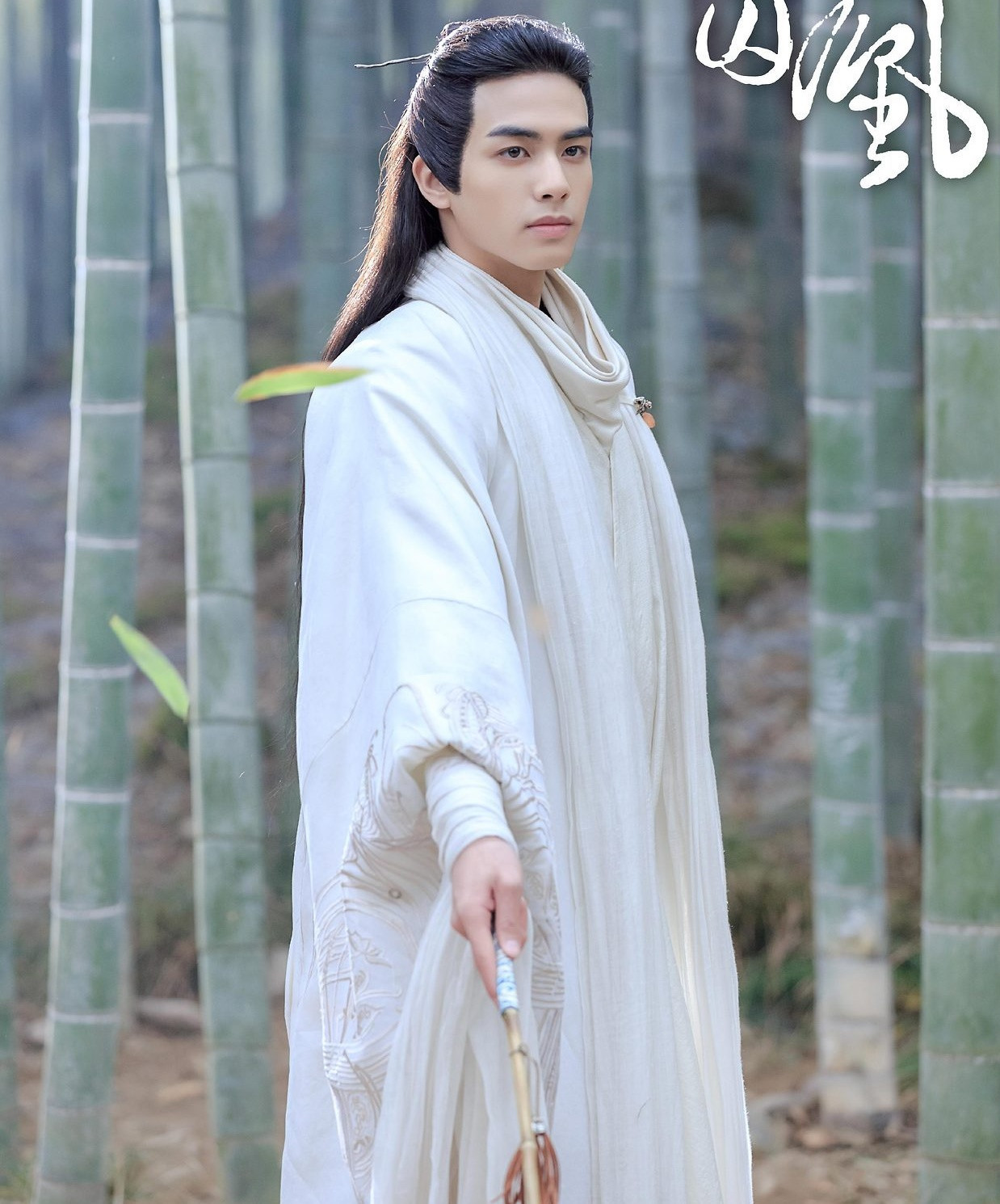 Tống Uy Long (1999) vốn là diễn viên trẻ có ngoại hình mạnh mẽ, nam tính, thậm chí được đánh giá là đẹp bậc nhất trong lứa tiểu sinh sau năm 1995 của giới giải trí Hoa ngữ. Trong các tác phẩm đề tài hiện đại như Trạm kế tiếp là hạnh phúc, Lấy danh nghĩa người nhà, vẻ ngoài điển trai của Tống Uy Long là điểm cuốn hút người xem. Tuy nhiên, nam diễn viên không hợp với tạo hình cổ trang. Sau khi vuốt hết tóc lên, gương mặt của anh bị đánh giá là thô cứng, mang nét hiện đại, không có dáng vẻ ngọc thụ lâm phong, công tử. Vì vậy, hầu hết tạo hình cổ trang của Tống Uy Long đều bị chê xấu.