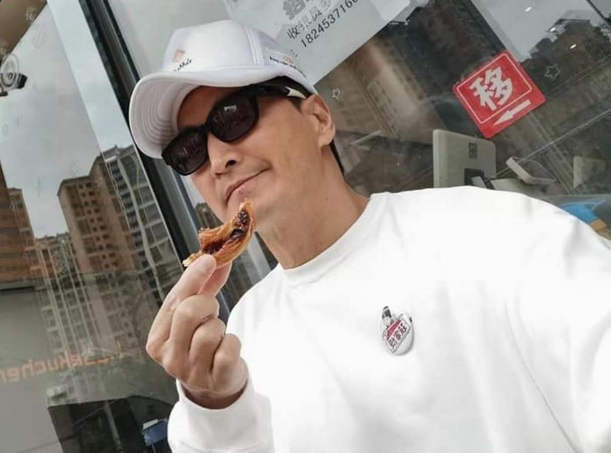 Hà Gia Kính có thân hình săn chắc ở tuổi 64. Nam diễn viên thường chia sẻ ảnh đời thời với công chúng.