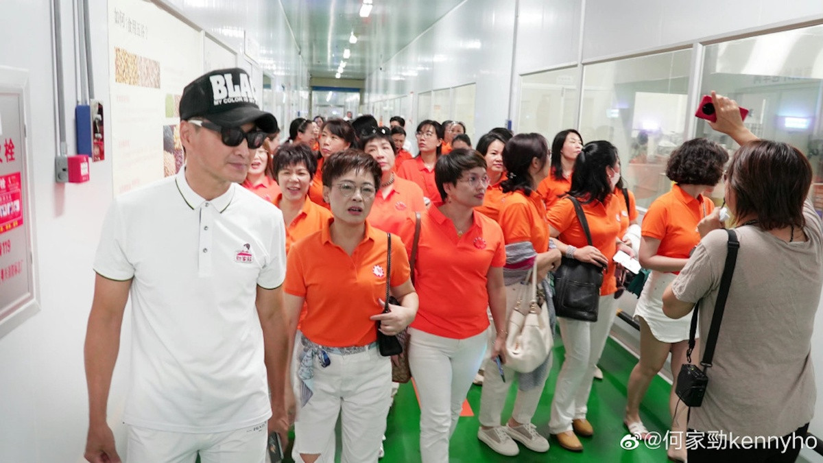 Hà Gia Kính dẫn khách mời tham quan nhà máy của mình.