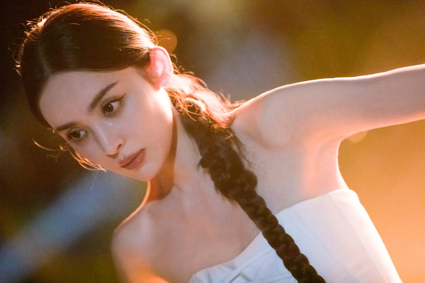 Hiện tại, việc Cổ Lực Na Trát nhận quảng cáo gây tranh cãi, bị đánh giá là tham tiền, bán rẻ danh tiếng để mưu lợi. Theo QQ, thực tế trong giới giải trí Hoa ngữ có nhiều người đẹp nhưng thiếu tài năng như Cổ Lực Na Trát. Song, hiếm có ai luôn tự đẩy bản thân vào tình thế gây tranh cãi giống cô. Do đó, Cổ Lực Na Trát luôn bị nhận xét là "người đẹp não rỗng", thiếu chiều sâu. Hiện tại, việc Cổ Lực Na Trát nhận quảng cáo gây tranh cãi, bị đánh giá là tham tiền, bán rẻ danh tiếng để mưu lợi. Theo QQ, thực tế trong giới giải trí Hoa ngữ có nhiều người đẹp nhưng thiếu tài năng như Cổ Lực Na Trát. Song, hiếm có ai luôn tự đẩy bản thân vào tình thế gây tranh cãi giống cô. Do đó, Cổ Lực Na Trát luôn bị nhận xét là "người đẹp não rỗng", thiếu chiều sâu.