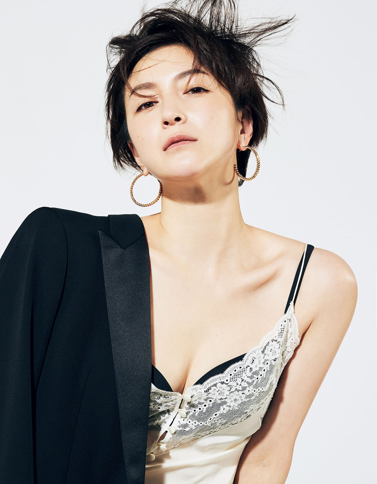 Ryoko Hirosue sụp đổ danh tiếng sau khi bị khui ảnh hẹn hò.