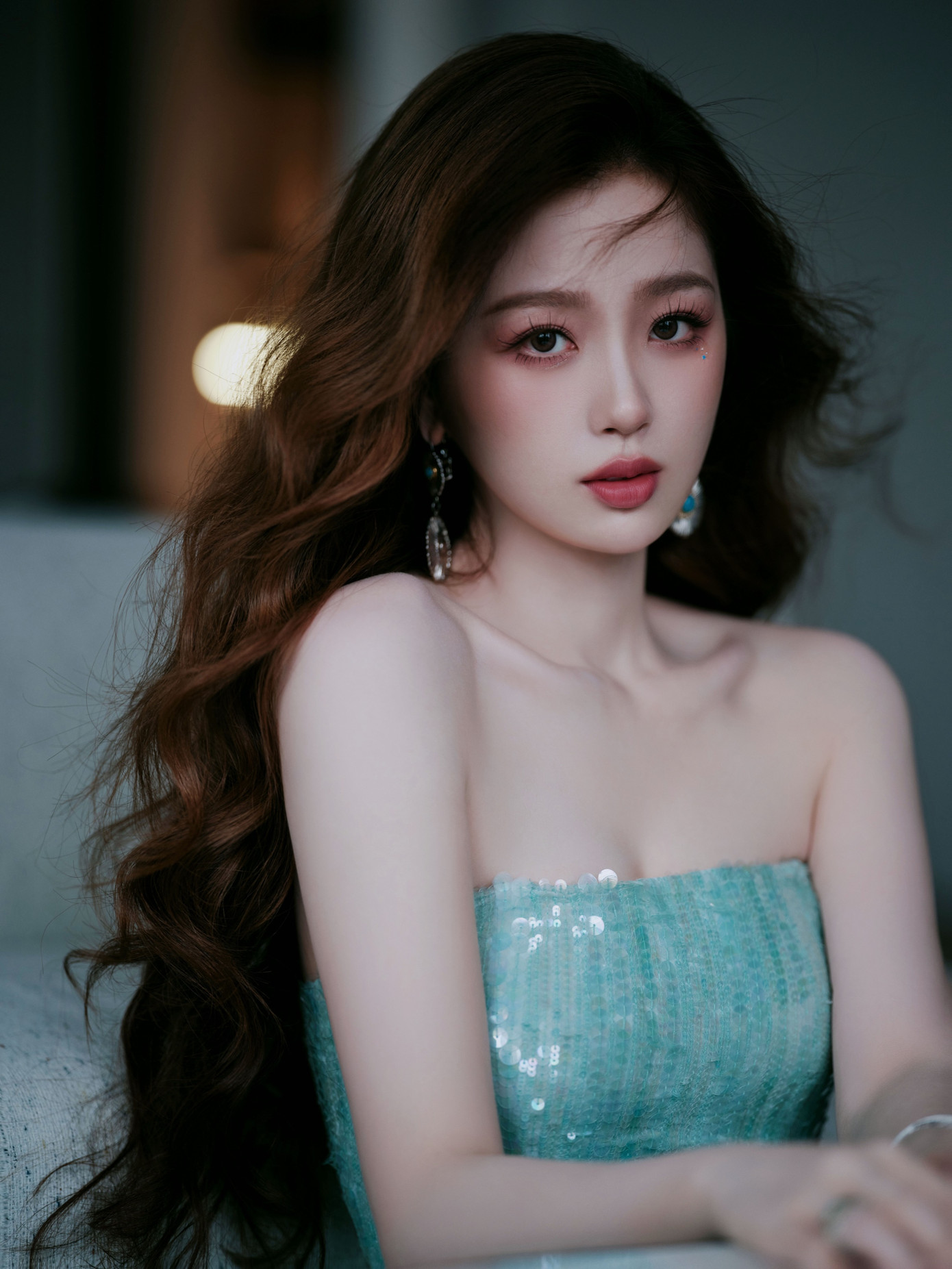 Ngay từ khi chưa nổi tiếng, Ngu Thư Hân đã chia sẻ về cuộc sống sang chảnh, du lịch nhiều nơi, gặp các nghệ sĩ nổi tiếng quốc tế. Tham gia chương trình Thanh xuân có bạn 2, Ngu Thư Hân gây chú ý vì diện những bộ trang phục hàng hiệu đắt giá. Khi đóng phim Khu rừng nhỏ của hai người, Ngu Thư Hân đã tự đầu tư cho vai diễn bằng việc mang theo 300 bộ trang phục. Nữ diễn viên cũng sở hữu bất động sản tại nhiều nơi ở Trung Quốc.