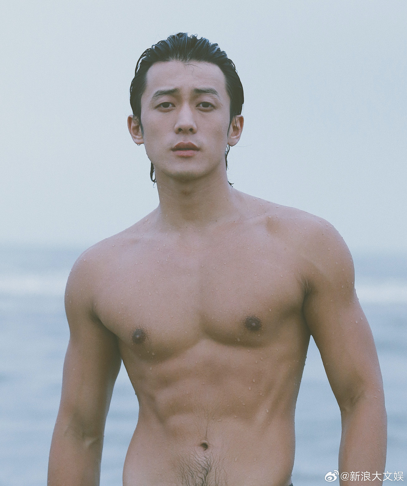 Hầu Văn Nguyên với ngoại hình nam tính thể hiện nhân vật Sùng Ứng Bưu. Hầu Văn Nguyên với ngoại hình nam tính thể hiện nhân vật Sùng Ứng Bưu.