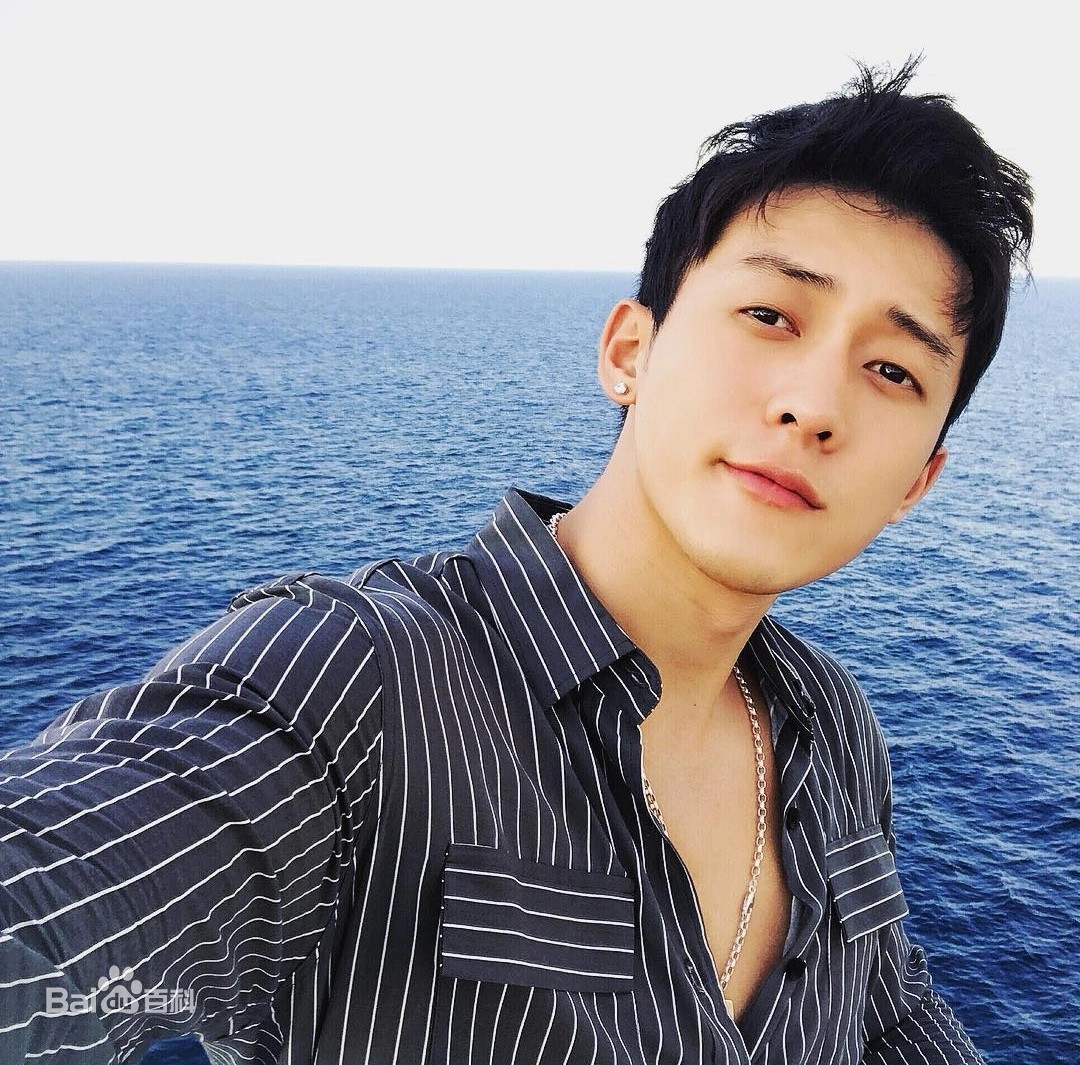 Hầu Văn Nguyên với ngoại hình nam tính thể hiện nhân vật Sùng Ứng Bưu. Hầu Văn Nguyên với ngoại hình nam tính thể hiện nhân vật Sùng Ứng Bưu.