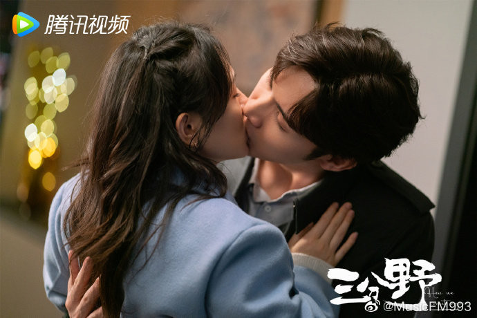 Ngô Thiên và Trương Bân Bân liên tục trao nhau những cử chỉ ngọt ngào trong phim Ba phần hoang dã. Ảnh: Weibo Tencent. Ngô Thiên và Trương Bân Bân liên tục trao nhau những cử chỉ ngọt ngào trong phim Ba phần hoang dã. Ảnh: Weibo Tencent.