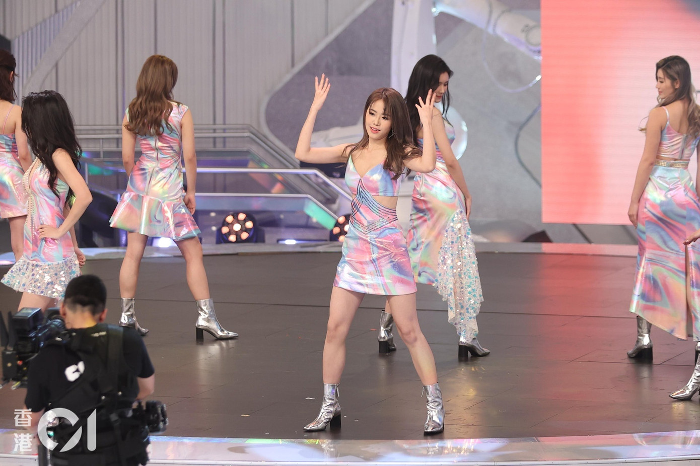 Mặt khác, phần biểu diễn của nam ca sĩ Tăng Bỉ Đặc Mike Tsang, có màn nhảy múa hỗ trợ từ thí sinh cũng không được đánh giá cao vì không phải người đẹp nào cũng biết nhảy. Tổng giám đốc đài TVB Tăng Chí Vỹ là thành viên ban giám khảo nhưng không thể tham dự đêm chung kết do bị bệnh. Mặt khác, phần biểu diễn của nam ca sĩ Tăng Bỉ Đặc Mike Tsang, có màn nhảy múa hỗ trợ từ thí sinh cũng không được đánh giá cao vì không phải người đẹp nào cũng biết nhảy. Tổng giám đốc đài TVB Tăng Chí Vỹ là thành viên ban giám khảo nhưng không thể tham dự đêm chung kết do bị bệnh.