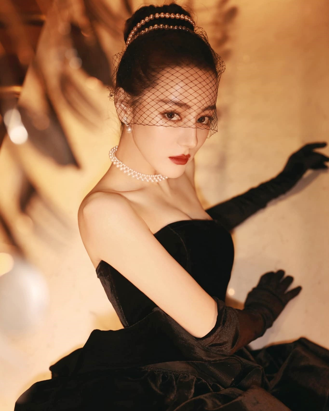 Phim của Địch Lệ Nhiệt Ba liên tiếp thất bại, trong khi đó, phim do Triệu Lộ Tư đóng chính được khán giả yêu thích hơn.