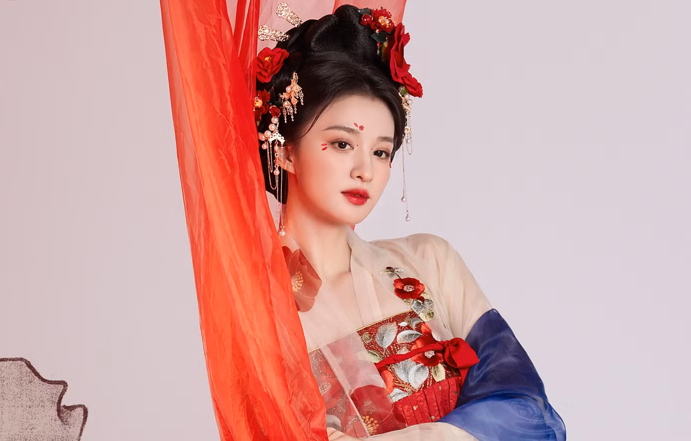 Theo QQ, Vương Sở Nhiên được đánh giá là nữ diễn viên trẻ tiềm năng có khả năng bật lên đứng trong top 4 ngôi sao lưu lượng của nhóm tiểu hoa đán sinh sau năm 1995 cùng Triệu Lộ Tư, Ngu Thư Hân. Trên mạng xã hội, hàng nghìn khán giả nhận định với nhan sắc và diễn xuất duyên dáng như hiện tại, Vương Sở Nhiên mới đúng là "nữ chính phim ngôn tình" mà họ mong chờ.
