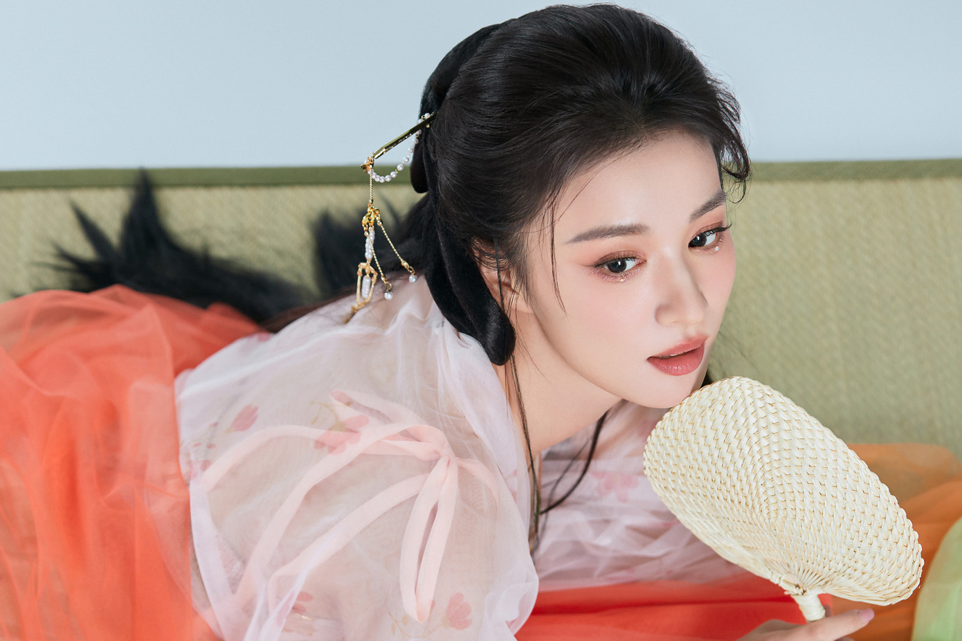 QQ đánh giá cả về diễn xuất lẫn nhan sắc, Vương Sở Nhiên đều xếp top đầu trong nhóm tiểu hoa đán sinh sau năm 1999. Nữ diễn viên dù đóng phụ hay chính nhưng vẫn gây tiếng vang như các vai trong Tướng quân ở trên ta ở dưới, Thanh bình nhạc, Nghe nói em thích tôi... Do đó, cô dần được nhà sản xuất ưu ái, giao vai chính trong các dự án lớn.