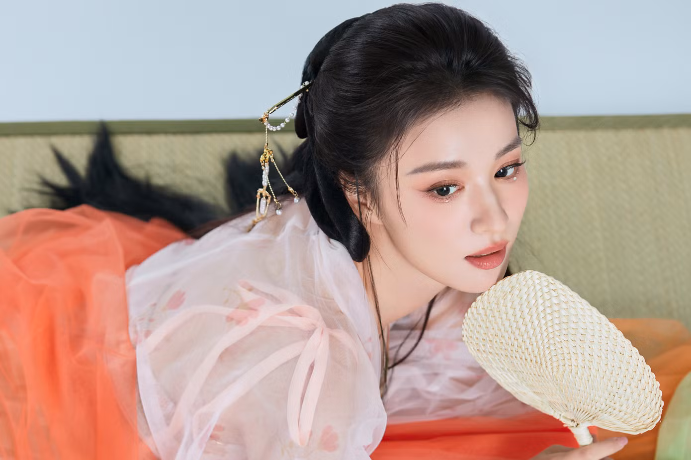 QQ đánh giá cả về diễn xuất lẫn nhan sắc, Vương Sở Nhiên đều xếp top đầu trong nhóm tiểu hoa đán sinh sau năm 1999. Nữ diễn viên dù đóng phụ hay chính nhưng vẫn gây tiếng vang như các vai trong Tướng quân ở trên ta ở dưới, Thanh bình nhạc, Nghe nói em thích tôi... Do đó, cô dần được nhà sản xuất ưu ái, giao vai chính trong các dự án lớn.