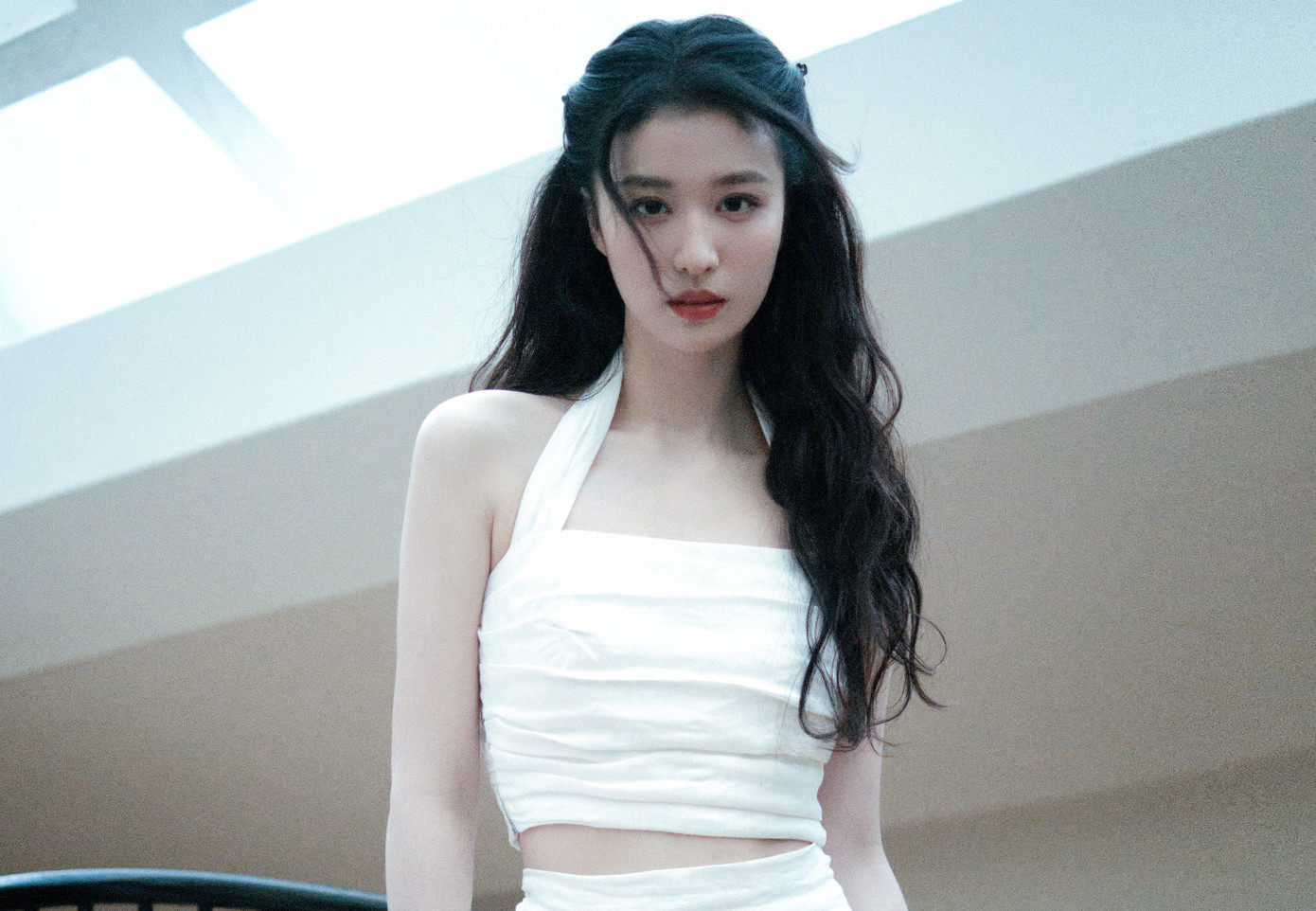 Tuy nhiên, Vương Sở Nhiên cho biết cô và đàn chị có những nét khác nhau. Nữ diễn viên trẻ cũng không muốn bị khán giả nhớ tới nhờ hình ảnh giống Lưu Diệc Phi.