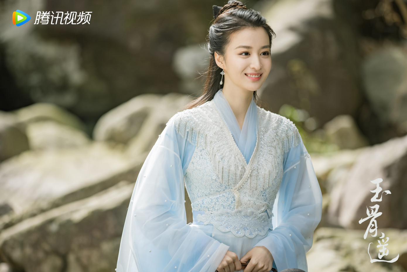 Trong Ngọc cốt dao, Vương Sở Nhiên đóng quận chúa Tuyết Lộ, vốn là con dòng thứ, địa vị bị khinh rẻ, nên nàng quyết tâm trèo lên cao, lấy lòng những nhân vật có địa vị cao để trở thành hoàng hậu. Tuyết Lộ dưới sự thể hiện của Vương Sở Nhiên trở thành cô gái có dã tâm, tham vọng, nhưng vẫn chưa mất hết nhân tính, thậm chí còn nhiều lần bảo vệ em gái. Do đó, nhân vật này được khán giả đồng tình, thương cảm dù nửa chính nửa tà.