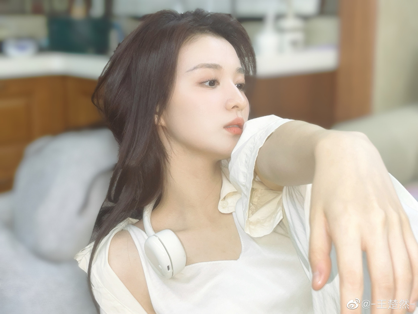 Ngày 6/7, hai nghệ sĩ lần đầu xuất hiện cùng nhau trong sự kiện quảng bá phim nhưng họ không hề ngượng ngùng hay né tránh. Thậm chí từ khóa "ánh mắt Dương Dương nhìn Vương Sở Nhiên" còn lọt vào top chủ đề bàn luận nóng trên mạng xã hội.