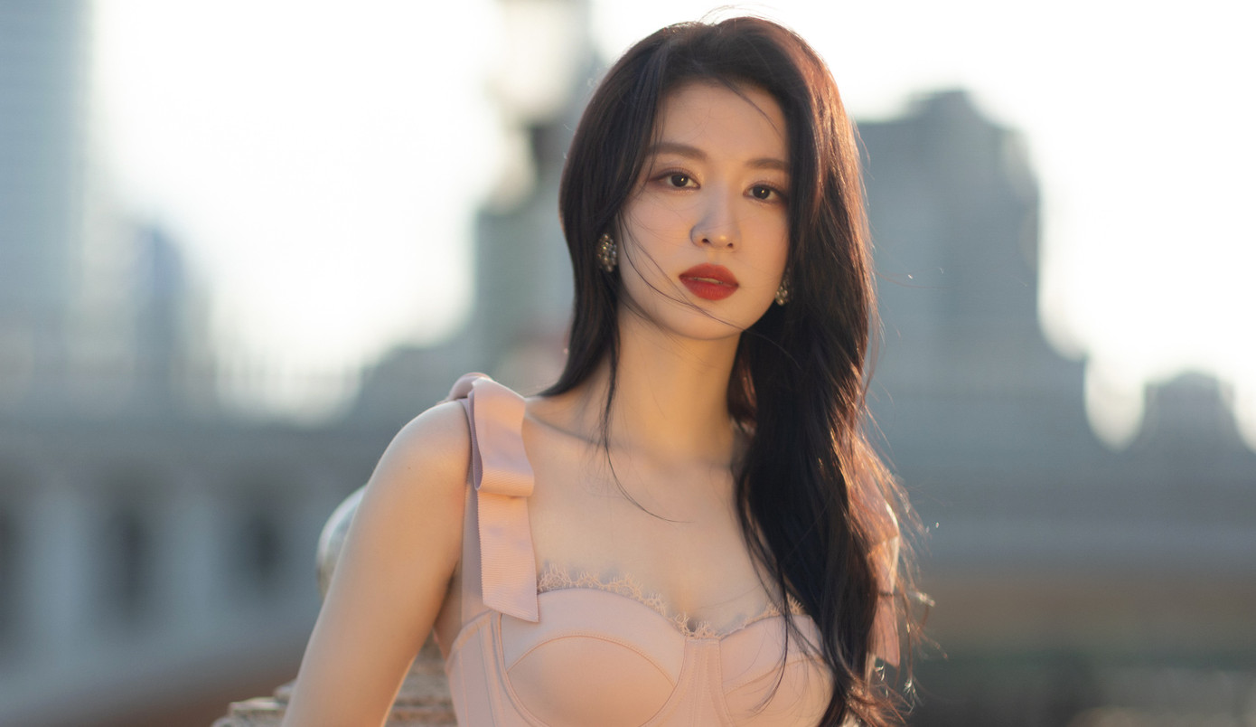 Ngoài ra, Vương Sở Nhiên đang vướng tin hẹn hò với Dương Dương sau khi đóng chung trong phim Khói lửa nhân gian của tôi. Cặp sao bị cho là đã đi du lịch, trượt tuyết cùng nhau. Hồi tháng 5, truyền thông chụp được ảnh Vương Sở Nhiên tới khách sạn nơi Dương Dương đang ở. Cả hai không đi cùng nhau, song trợ lý của nam diễn viên tới đón cô lên.