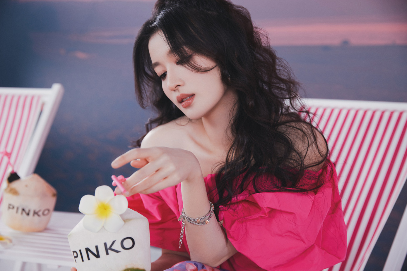 Vương Sở Nhiên tốt nghiệp Học viện Hý kịch Thượng Hải. Khi chưa nổi tiếng, người đẹp được gọi là "tiểu Lưu Diệc Phi", "Bản sao Lưu Diệc Phi", "thần tiên tỷ tỷ thế hệ mới" nhờ có đường nét khuôn mặt giống với ngôi sao Thiên long bát bộ.