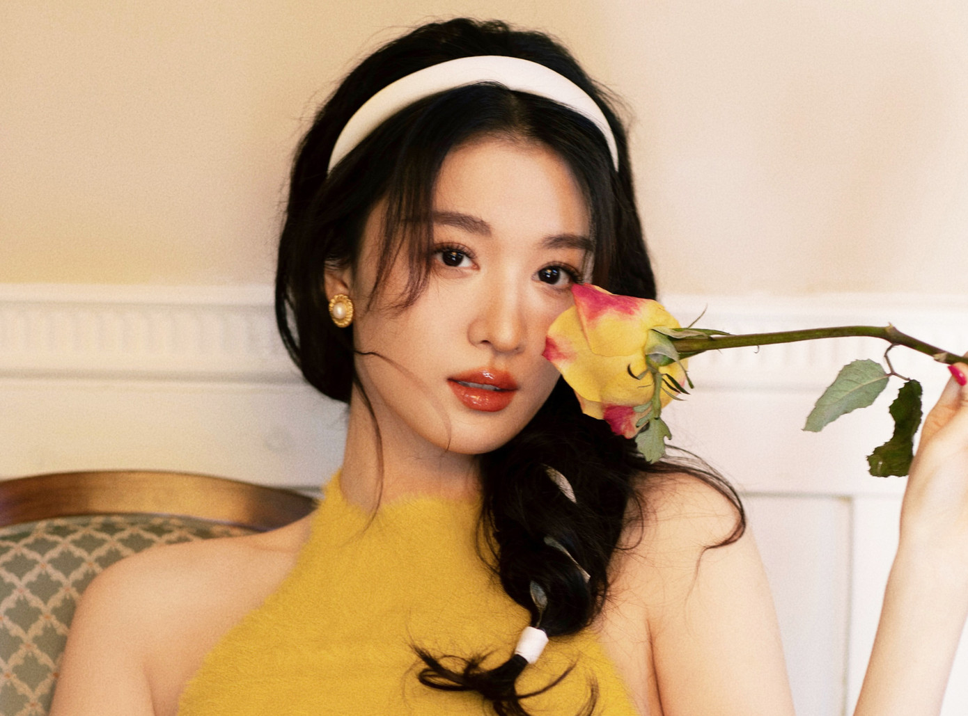 QQ đưa tin mùa hè 2023 chứng kiến cuộc cạnh tranh sự vươn lên của các tiểu hoa đán sinh năm 1999 như Vương Sở Nhiên, Nhậm Mẫn, Lư Dục Hiểu trong phim Ngọc cốt dao. Bản sao Lưu Diệc Phi là Vương Sở Nhiên có nhiều ưu thế hơn khi cô có thêm tác phẩm lên sóng khác là Khói lửa nhân gian của tôi. Cả hai bộ phim đều đang có hiệu quả phát sóng tốt, gây chú ý với khán giả. Vương Sở Nhiên đảm nhận hai vai diễn có tính cách khác biệt nhưng hoàn toàn chiếm được sự công nhận về diễn xuất, ngoại hình từ khán giả.