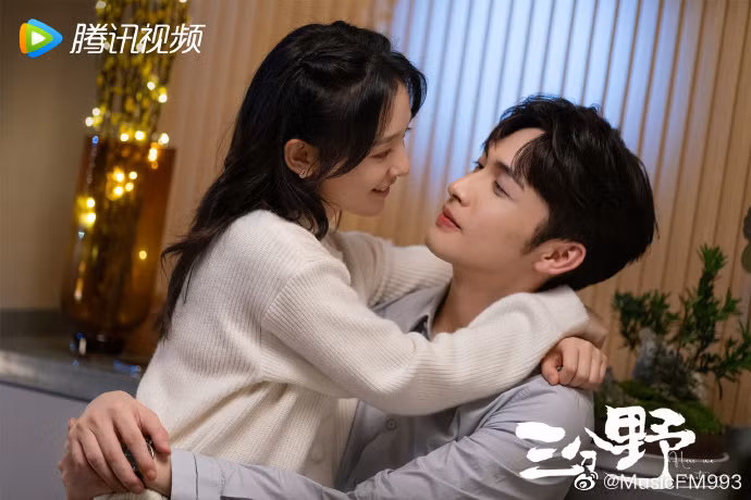 Ngô Thiên và Trương Bân Bân liên tục trao nhau những cử chỉ ngọt ngào trong phim Ba phần hoang dã. Ảnh: Weibo Tencent.