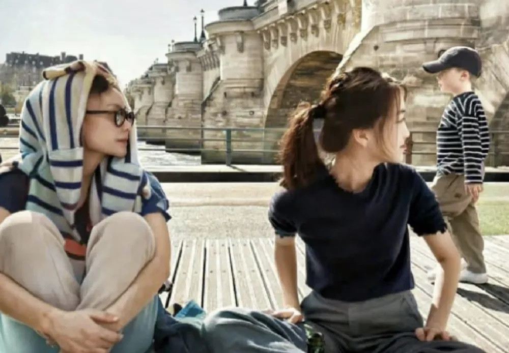 Vương Phi và Lý Yên đi du lịch tại Pháp. Vương Phi và Lý Yên đi du lịch tại Pháp.