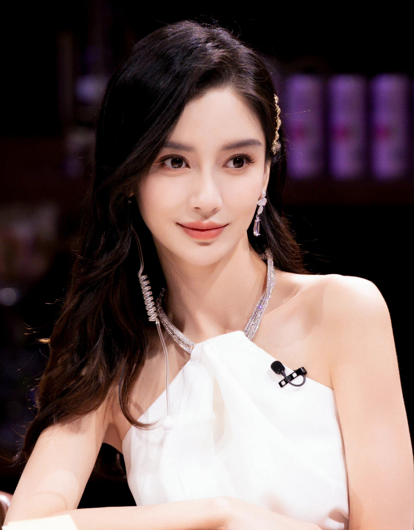 Angelababy khiến fan lo lắng khi bị &quot;thương hiệu ruột&quot; bỏ rơi.