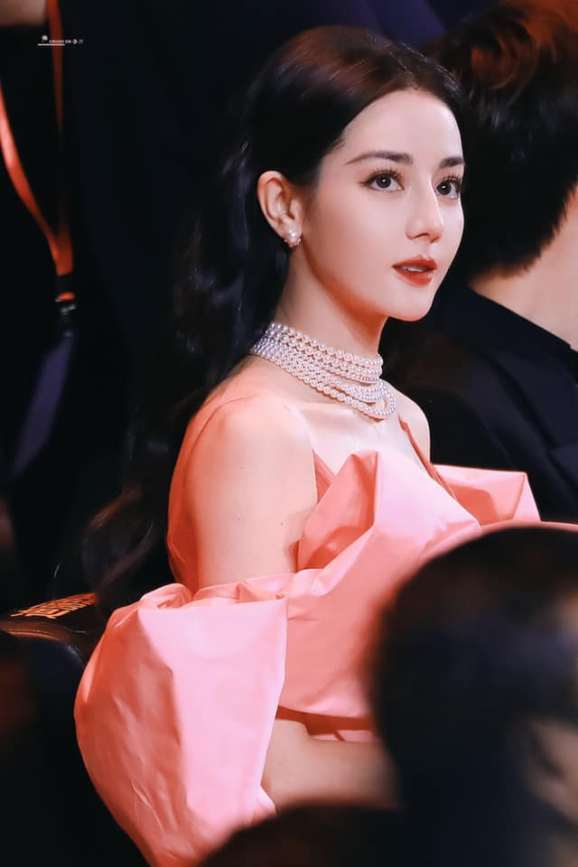 Địch Lệ Nhiệt Ba biến hóa đa phong cách mỗi lần xuất hiện, vì vậy cô được vinh danh là người định hình ngành công nghiệp thời trang toàn cầu năm 2023. Địch Lệ Nhiệt Ba biến hóa đa phong cách mỗi lần xuất hiện, vì vậy cô được vinh danh là người định hình ngành công nghiệp thời trang toàn cầu năm 2023.