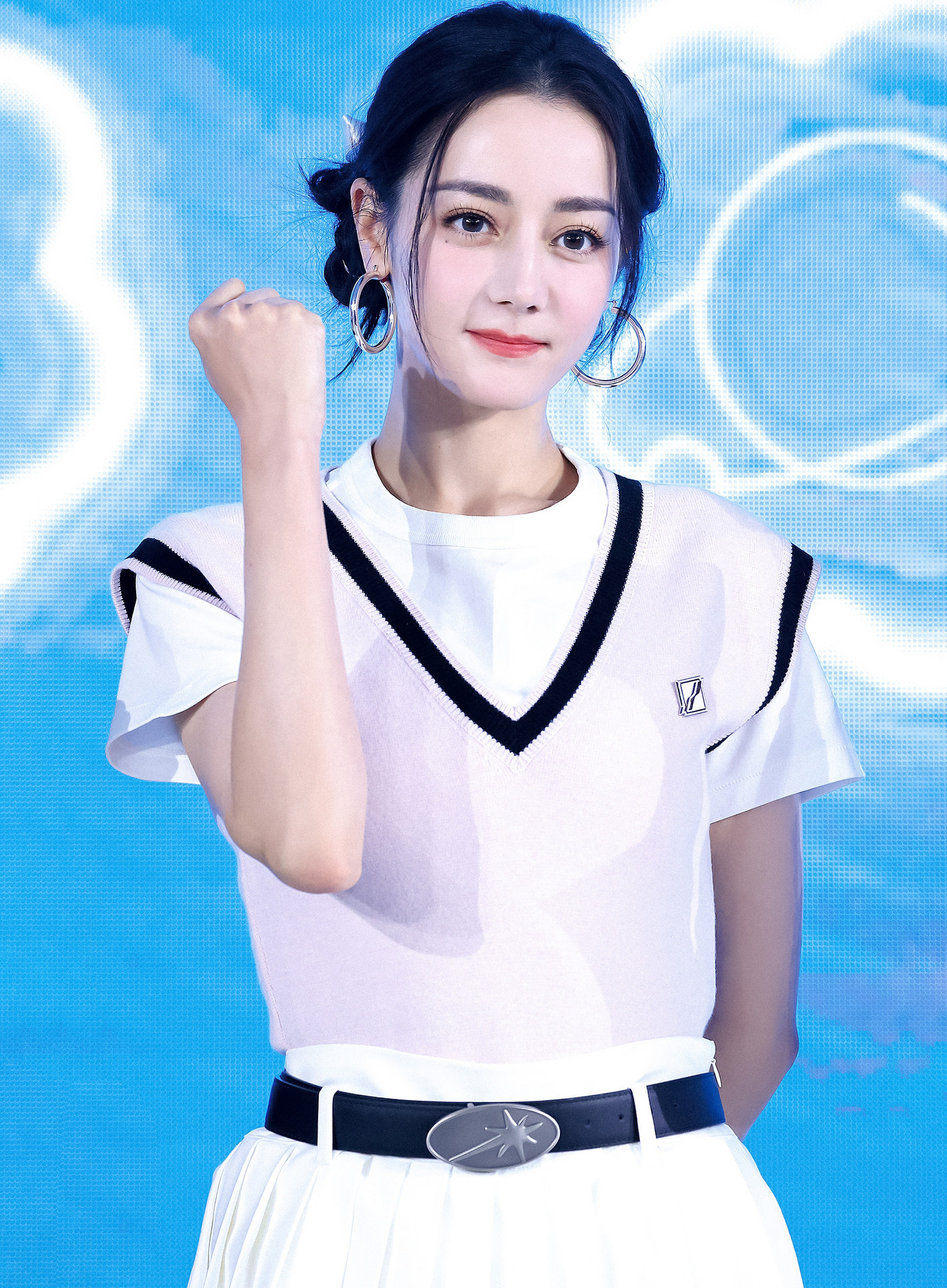 Địch Lệ Nhiệt Ba gây chú ý khi tái xuất sau tin mang thai. Địch Lệ Nhiệt Ba gây chú ý khi tái xuất sau tin mang thai.