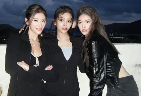 Hạ Di Văn nổi bật khi đứng chung với thí sinh khác. Hạ Di Văn nổi bật khi đứng chung với thí sinh khác.