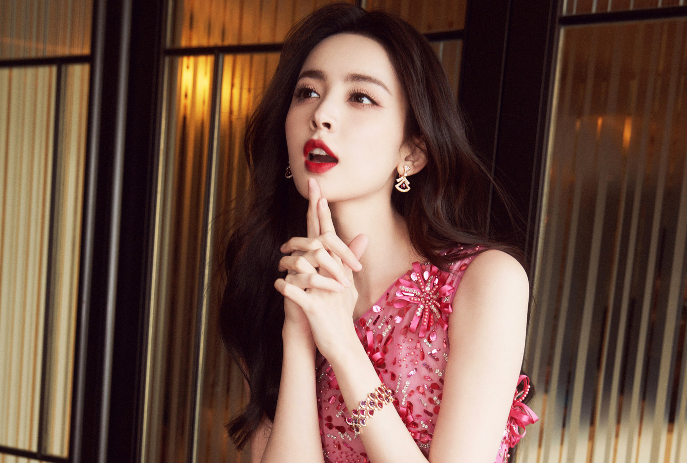 Cổ Lực Na Trát cũng được công ty quản lý Đường Nhân dốc lòng lăng xê, tham gia bom tấn cổ trang Hiên Viên kiếm: Thiên chi ngân (2012) với vai Tiểu Tuyết thanh lệ thoát tục. Ngay từ vai diễn đầu tay, Cổ Lực Na Trát đã nổi tiếng với khán giả nhờ vẻ đẹp nổi trội. Cổ Lực Na Trát cũng được công ty quản lý Đường Nhân dốc lòng lăng xê, tham gia bom tấn cổ trang Hiên Viên kiếm: Thiên chi ngân (2012) với vai Tiểu Tuyết thanh lệ thoát tục. Ngay từ vai diễn đầu tay, Cổ Lực Na Trát đã nổi tiếng với khán giả nhờ vẻ đẹp nổi trội.