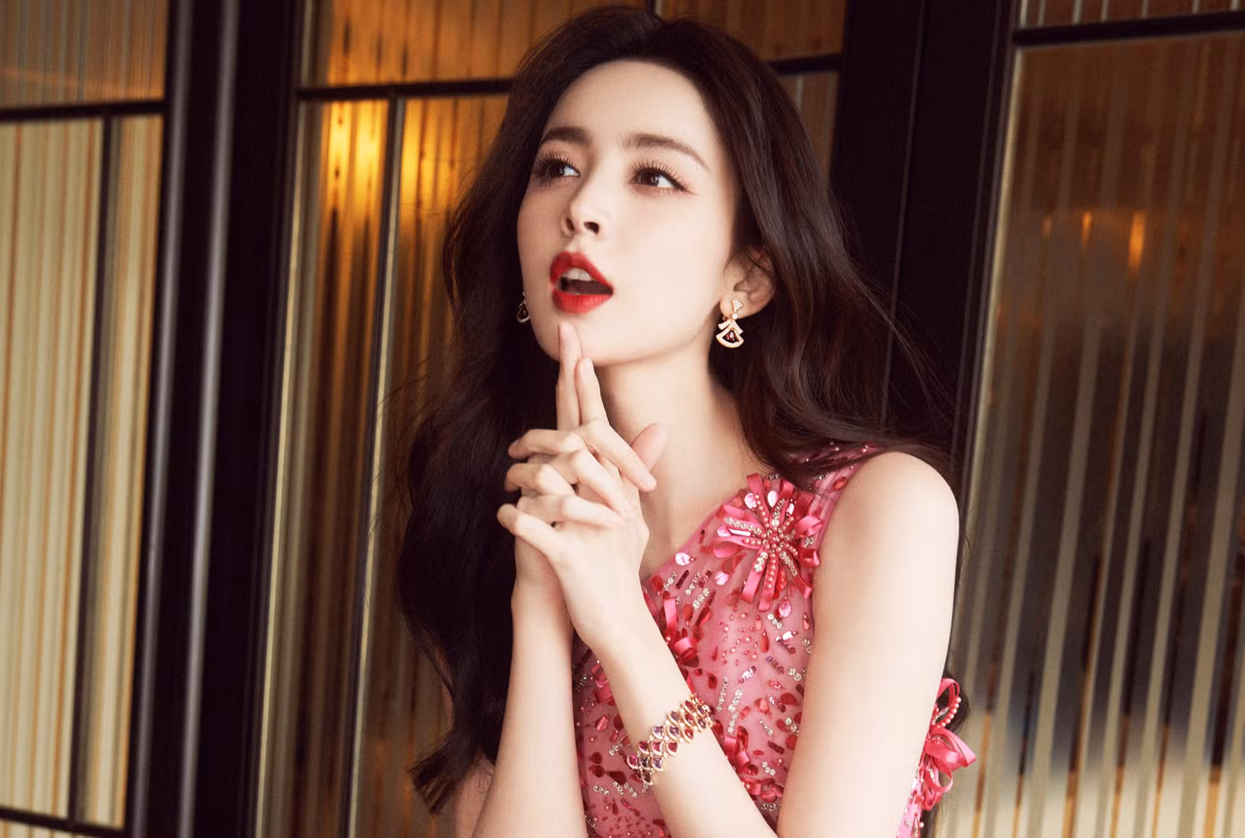 Cổ Lực Na Trát cũng được công ty quản lý Đường Nhân dốc lòng lăng xê, tham gia bom tấn cổ trang Hiên Viên kiếm: Thiên chi ngân (2012) với vai Tiểu Tuyết thanh lệ thoát tục. Ngay từ vai diễn đầu tay, Cổ Lực Na Trát đã nổi tiếng với khán giả nhờ vẻ đẹp nổi trội.