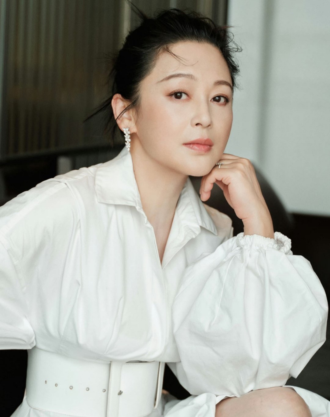 "Đệ nhất mỹ nhân Trung Quốc" Trần Hồng cũng không tránh khỏi dấu vết thời gian. Mới đây, khi nữ diễn viên 55 tuổi tham dự Liên hoan phim quốc tế Bắc Kinh, bà lộ ngoại hình tăng cân và nhiều nếp nhăn hơn.