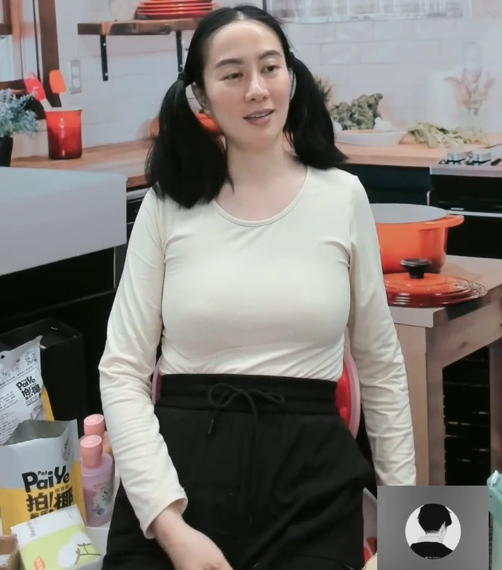 Diệp Tuyền nhan sắc xuống dốc, hành vi lố lăng gây phản cảm. Diệp Tuyền nhan sắc xuống dốc, hành vi lố lăng gây phản cảm.