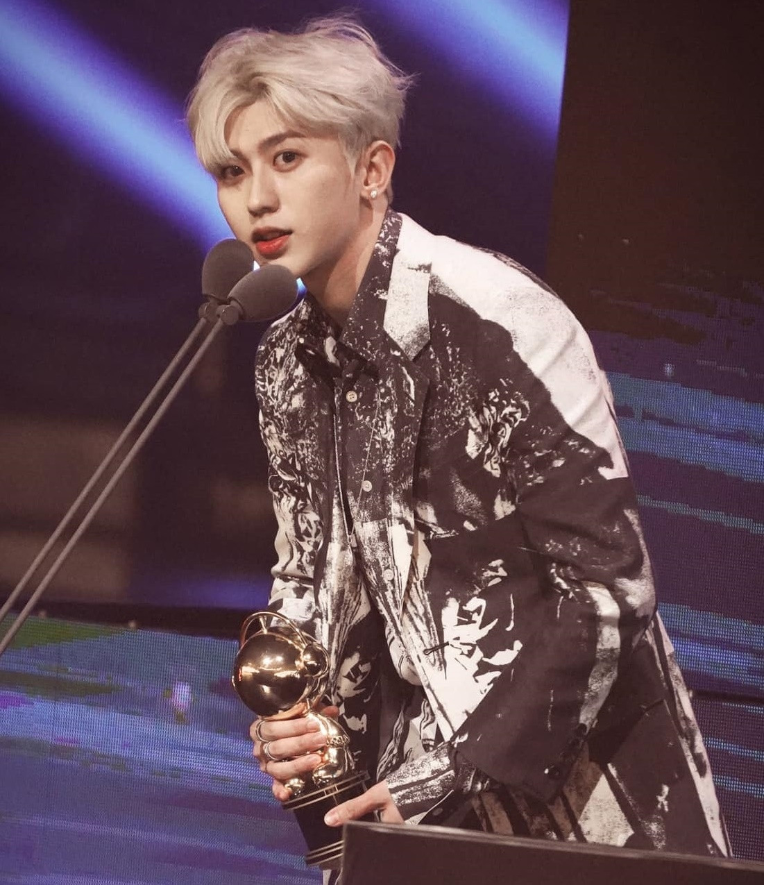 Thái Từ Khôn luôn được biết đến là nghệ sĩ tài năng, phá cách, có tương lai rộng mở. Nhờ đó, anh thành công sớm, gặt hái được nhiều giải thưởng.