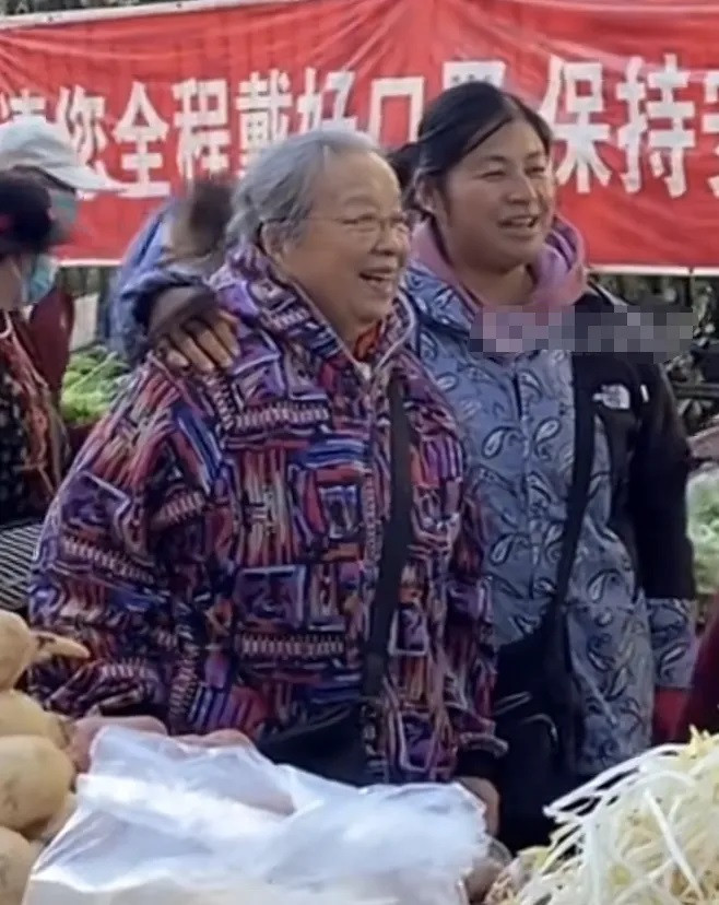 "Dung ma ma" Lý Minh Khải tinh thần quắc thước ở tuổi 87. "Dung ma ma" Lý Minh Khải tinh thần quắc thước ở tuổi 87.