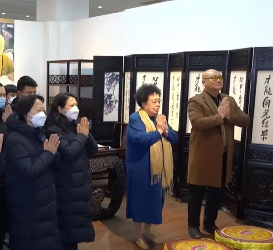 &quot;Đường Tăng&quot; Trì Trọng Thụy theo sát bà xã trong các sự kiện.