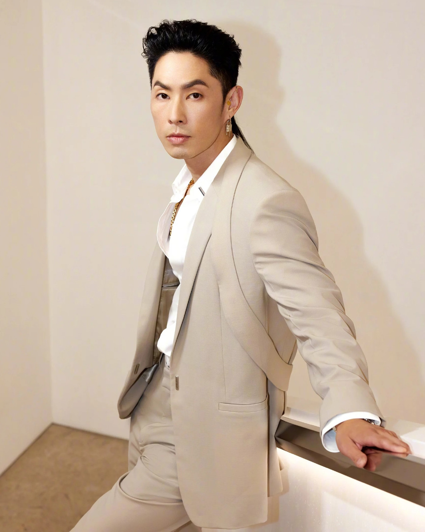 Ngu Thư Hân nhiều lần phủ nhận yêu đàn anh Ngô Kiến Hào. Ngu Thư Hân nhiều lần phủ nhận yêu đàn anh Ngô Kiến Hào.