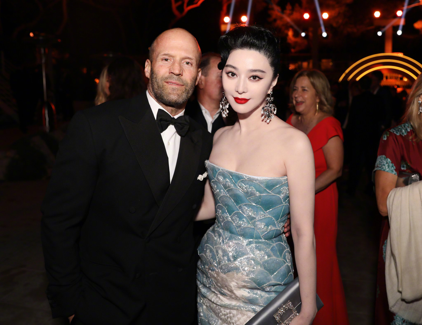 Phạm Băng Băng chụp ảnh với vô số các minh tinh, người nổi tiếng, như một cách chứng minh sức ảnh hưởng, quyền lực của cô.