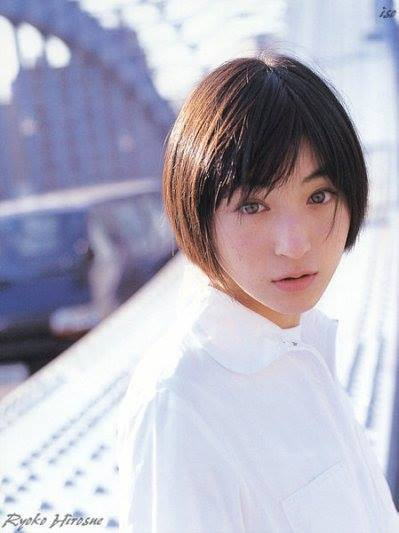 Ryoko Hirosue sụp đổ danh tiếng sau khi bị khui ảnh hẹn hò.