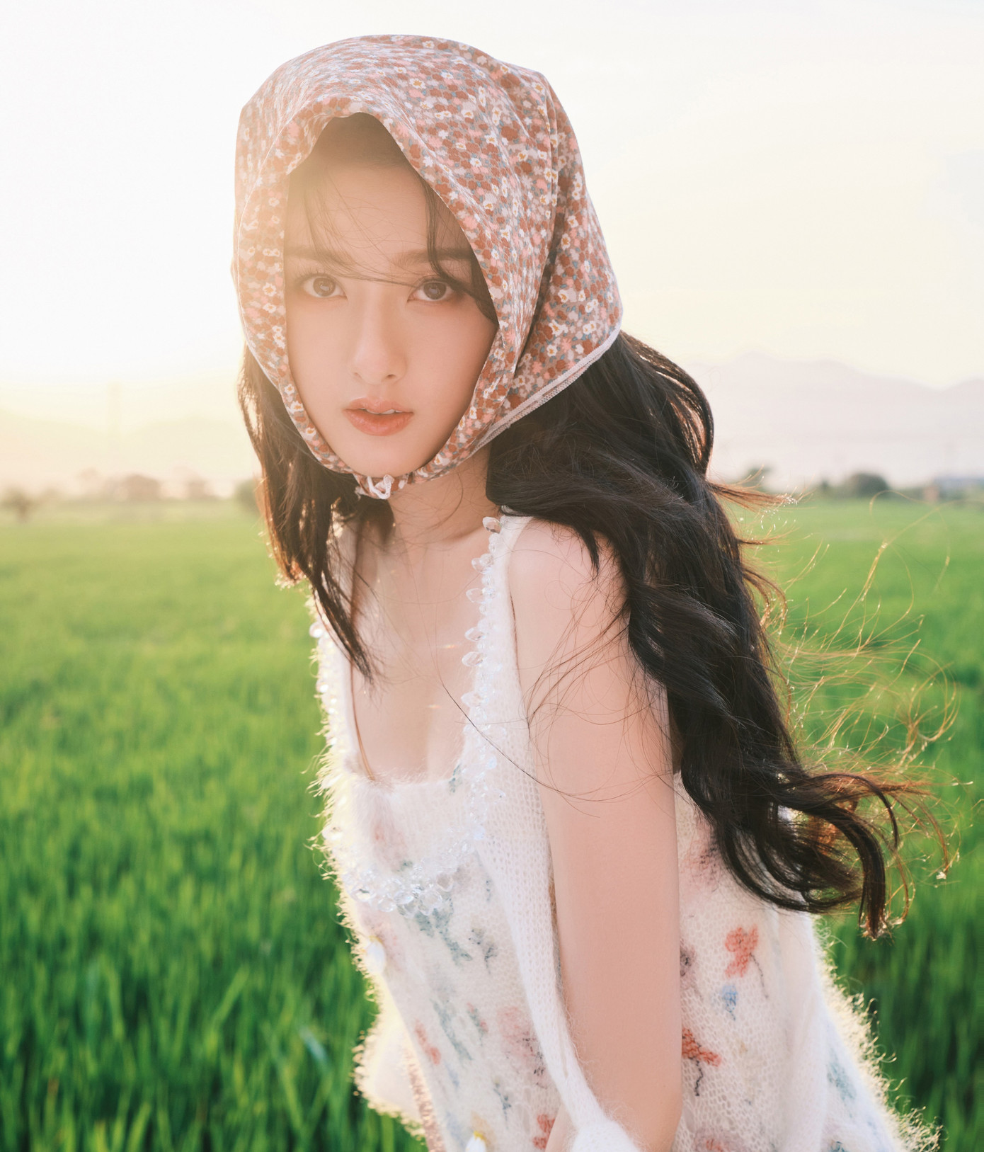 Tống Tổ Nhi với vẻ đẹp vừa hiện đại vừa cổ điển được khán giả yêu thích.