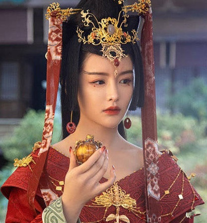 Đát Kỷ của Nam Sênh thể hiện tốt sự đau khổ khi phải lựa chọn giữa việc hoàn thành nhiệm vụ của Nữ Oa và tình yêu với Trụ Vương. Đát Kỷ của Nam Sênh thể hiện tốt sự đau khổ khi phải lựa chọn giữa việc hoàn thành nhiệm vụ của Nữ Oa và tình yêu với Trụ Vương.